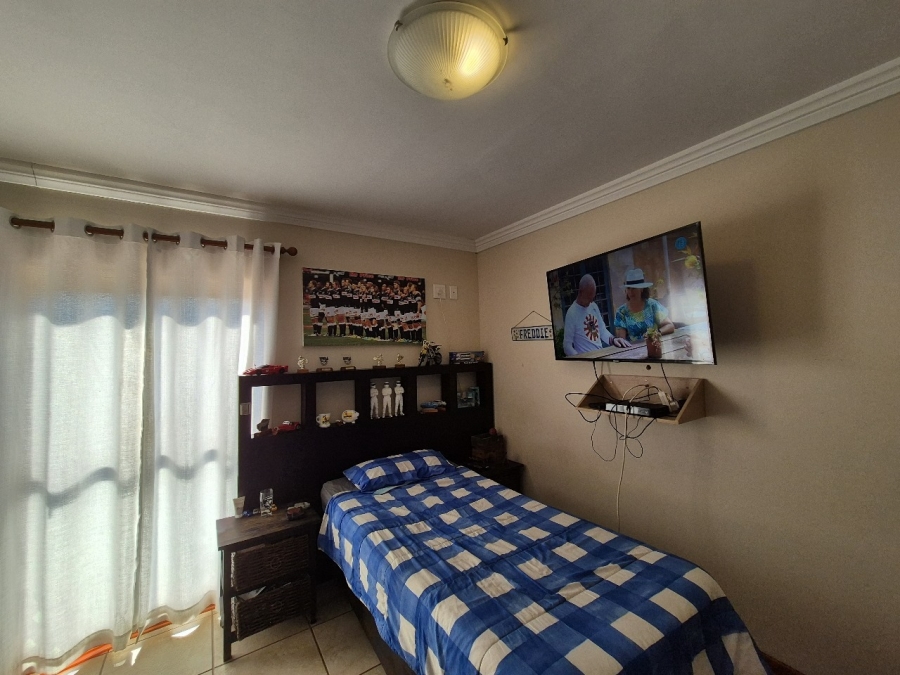 5 Bedroom Property for Sale in Schoongezicht Western Cape